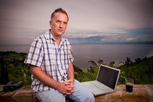 Actor and television presenter <!--LINK'" 0:270-->