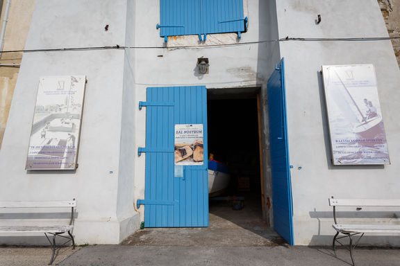 The exhibition entitled Sal nostrum: from the pans to the salt warehouses, put on display at Monfort Exhibition Space is dedicated to the storing and transport of salt from the pans, the final process of salt-making.