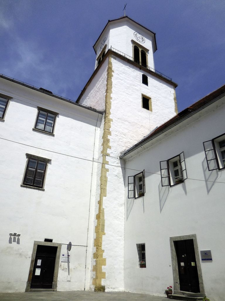 File:Ormoz Castle 2014 courtyard.jpg