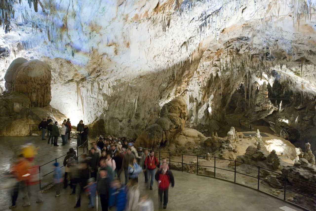 File:Postojna Cave 2007 Concert hall.jpg