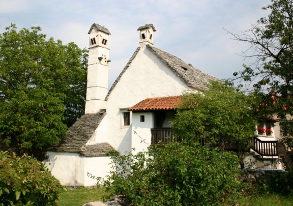 Since 1998 the renovated Škratelj Homestead houses a permanent exhibition dedicated to Ida Kravanja who was born in the house. Under her stage name Ita Rina she attained international film star status in the late 1920s.