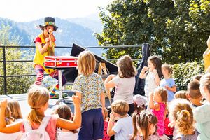 Performance <i>Pipi Longstocking</i> at <!--LINK'" 0:322--> in Škofja Loka, 2023. Author: Anja Strojan