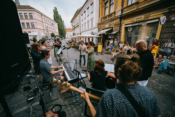 Musicians performing on Stari trg (Old Square), a picturesque square located in the old city center of Ljubljana (Praznik glasbe 2022)