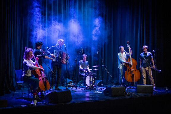 The band Fekete Seretlek performing at Kavč Festival, 2025.