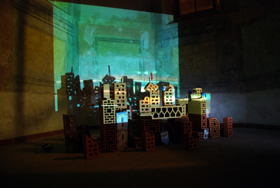 Everything is Not in Its Right Place, sculpture made by Milne Kyle (US), exhibited at International Ceramics Triennial Unicum, 2012