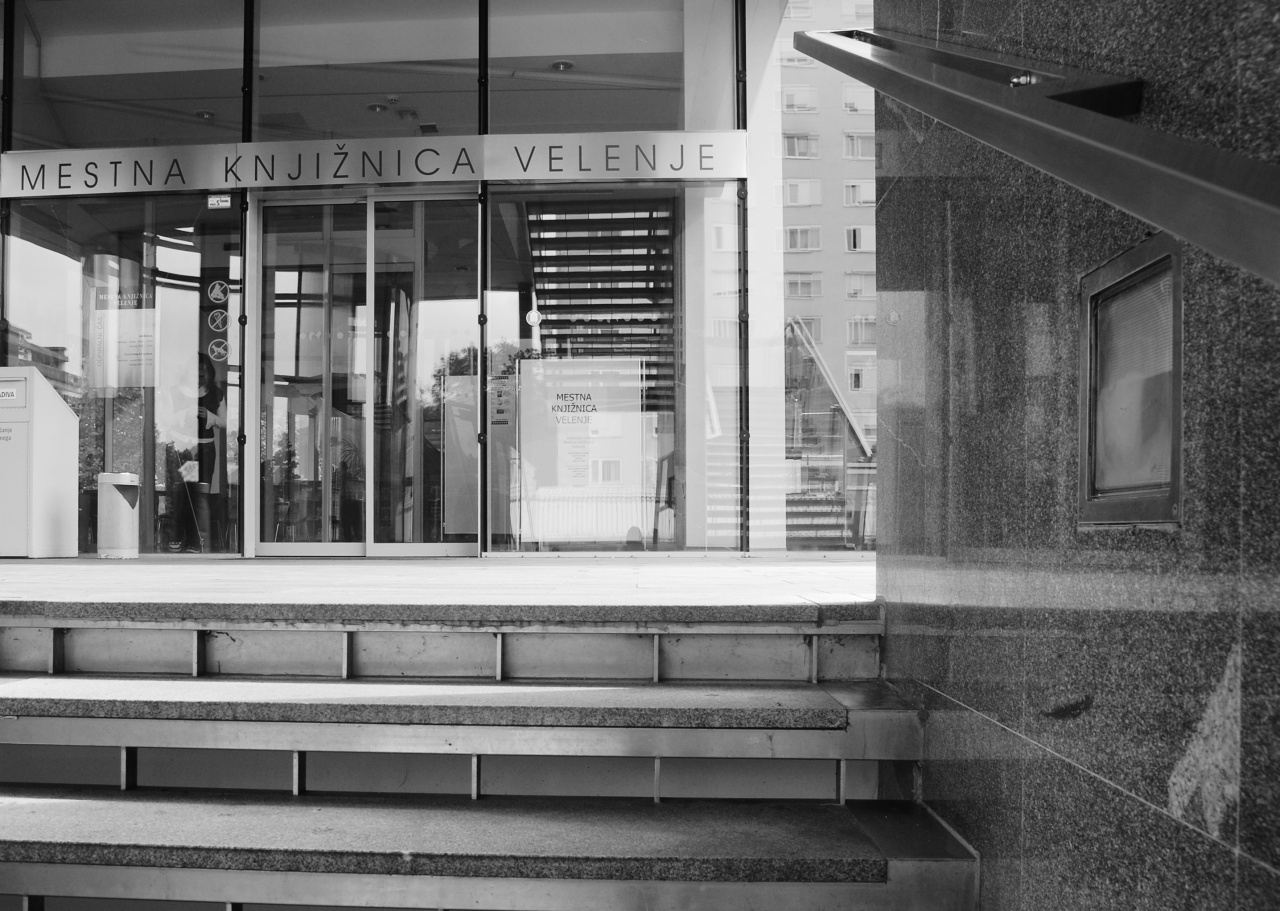 File:Velenje Library 2009 entrance.jpg