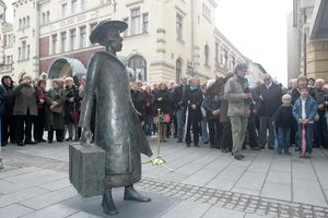 <!--LINK'" 0:818--> statue by <!--LINK'" 0:819--> in the <!--LINK'" 0:820--> centre