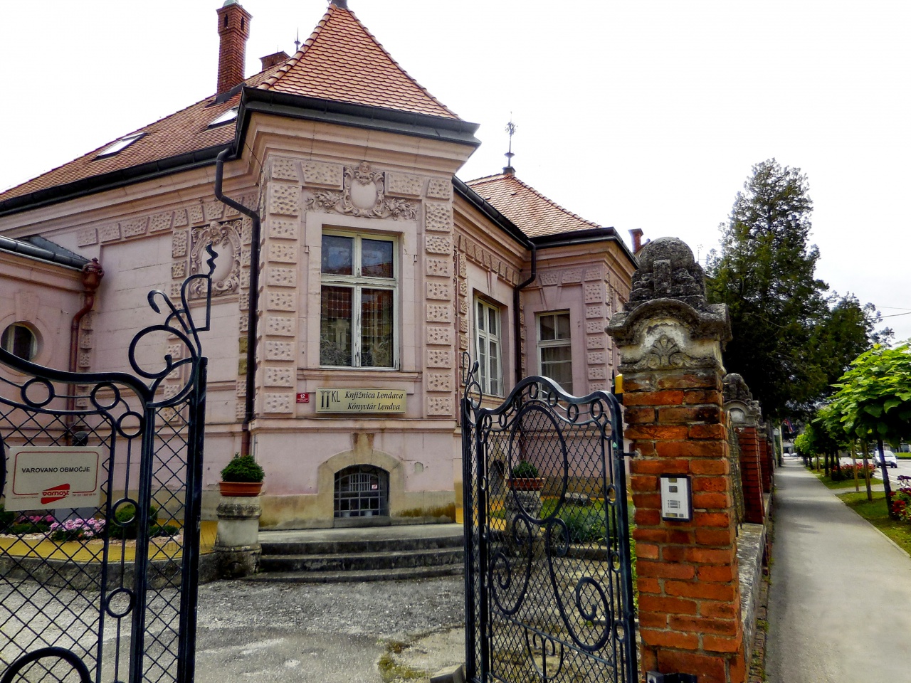 File:Lendava-Lendva Library 2014 entrance.jpg