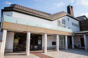 The cultural center has a central theater hall, a conference hall, three gyms and an art gallery. In addition, it offers a wide selection of modern services.