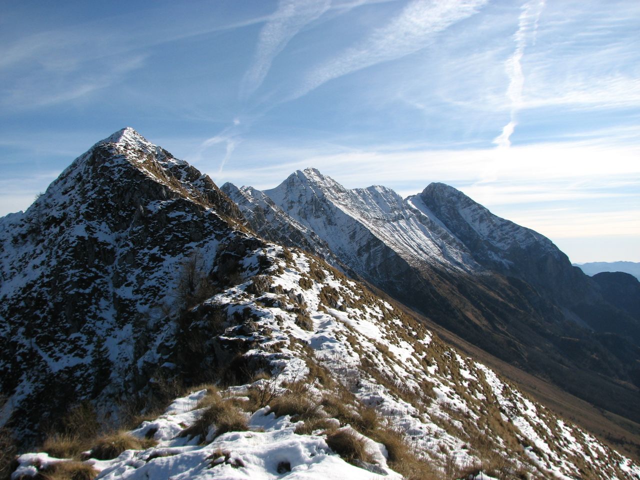 This ridge encompassing the mountain tops Vršič, Vrh Rus, Oblo Brdo, Vrata, Krnčica (2142 m), Srednji vrh and Krn (2244 m) is known for being the site of the Isonzo Front in World War I. Photo: Brane Blokar, Wikipedija.