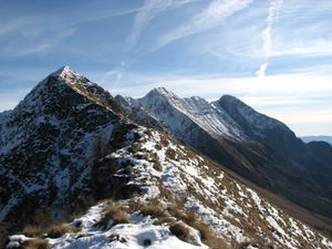 This ridge encompassing the mountain tops Vršič, Vrh Rus, Oblo Brdo, Vrata, Krnčica (2142 m), Srednji vrh and Krn (2244 m) is known for being the site of the Isonzo Front in <!--LINK'" 0:367-->. Photo: Brane Blokar, Wikipedija.